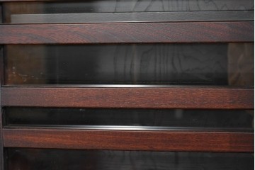 中古　美品　国産家具　欅(ケヤキ)材　金具の装飾が美しい3尺水屋箪笥　(R-085482)