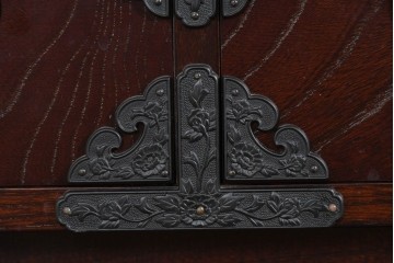 中古　美品　国産家具　欅(ケヤキ)材　金具の装飾が美しい3尺水屋箪笥　(R-085482)