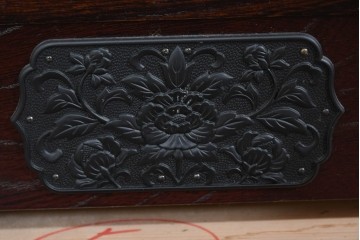 中古　美品　国産家具　欅(ケヤキ)材　金具の装飾が美しい3尺水屋箪笥　(R-085482)