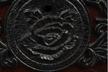 中古　美品　国産家具　欅(ケヤキ)材　金具の装飾が美しい3尺水屋箪笥　(R-085482)