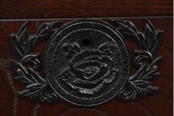 中古　美品　国産家具　欅(ケヤキ)材　金具の装飾が美しい3尺水屋箪笥　(R-085482)