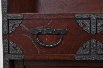 中古　美品　国産家具　欅(ケヤキ)材　金具の装飾が美しい3尺水屋箪笥　(R-085482)