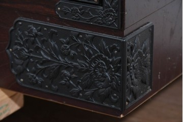 中古　美品　国産家具　欅(ケヤキ)材　金具の装飾が美しい3尺水屋箪笥　(R-085482)