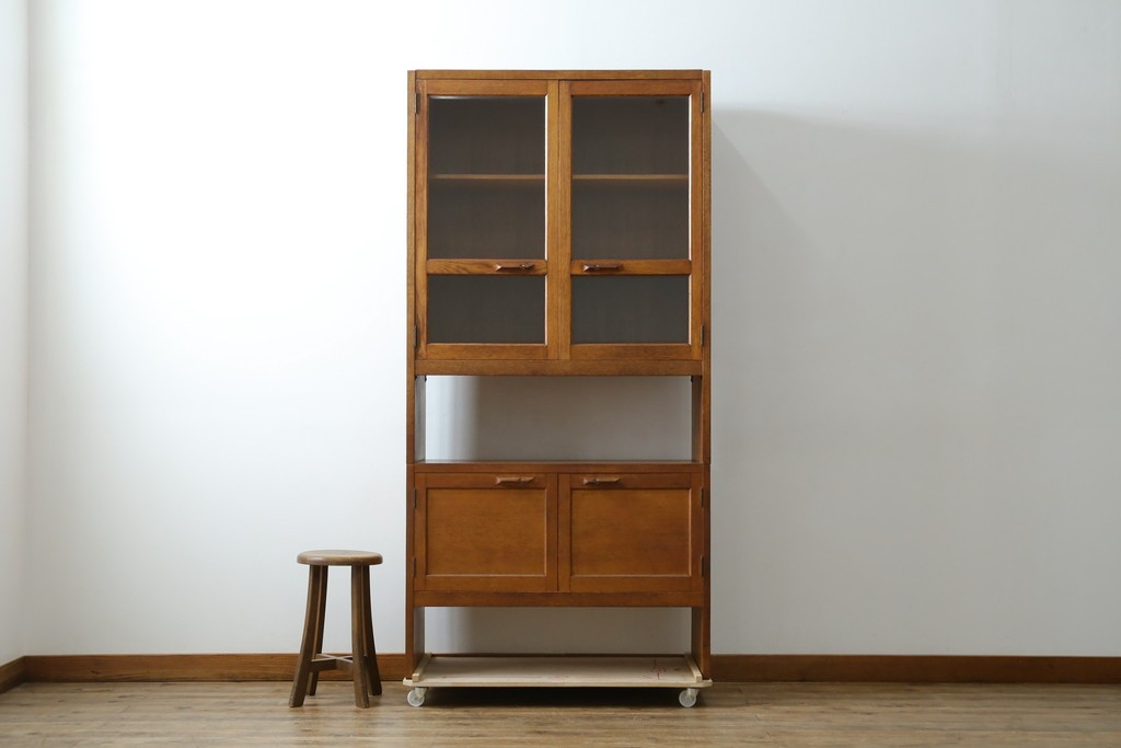 和製ヴィンテージ　オーク材　ミッドセンチュリー　木の温もりを感じられる北欧デザインの食器棚　(R-085483)