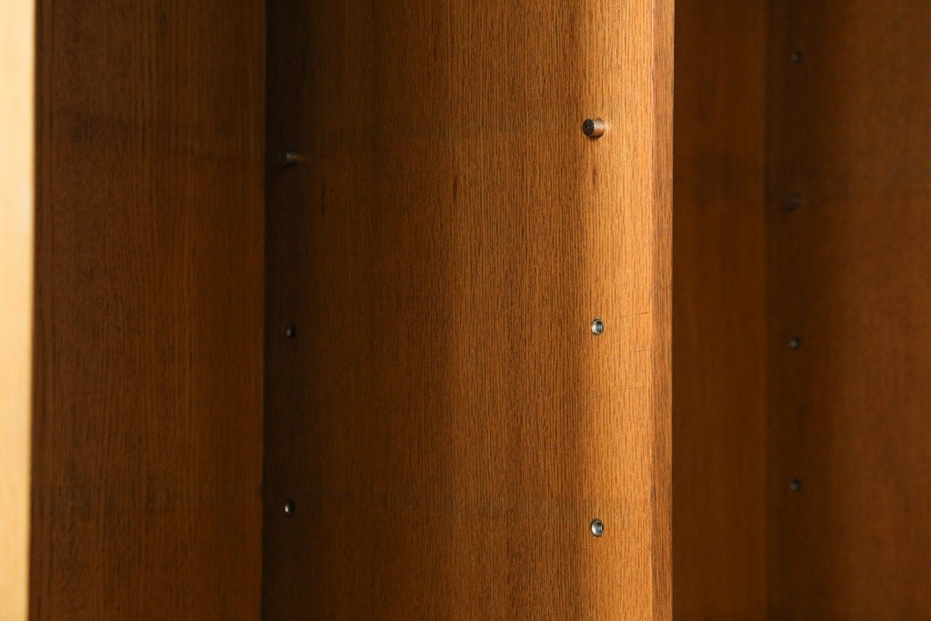 和製ヴィンテージ　オーク材　ミッドセンチュリー　木の温もりを感じられる北欧デザインの食器棚　(R-085483)