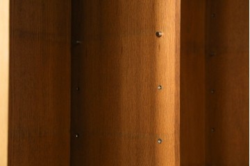 和製ヴィンテージ　オーク材　ミッドセンチュリー　木の温もりを感じられる北欧デザインの食器棚　(R-085483)