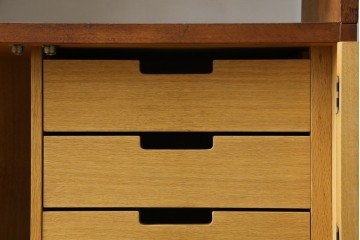 和製ヴィンテージ　オーク材　ミッドセンチュリー　木の温もりを感じられる北欧デザインの食器棚　(R-085483)