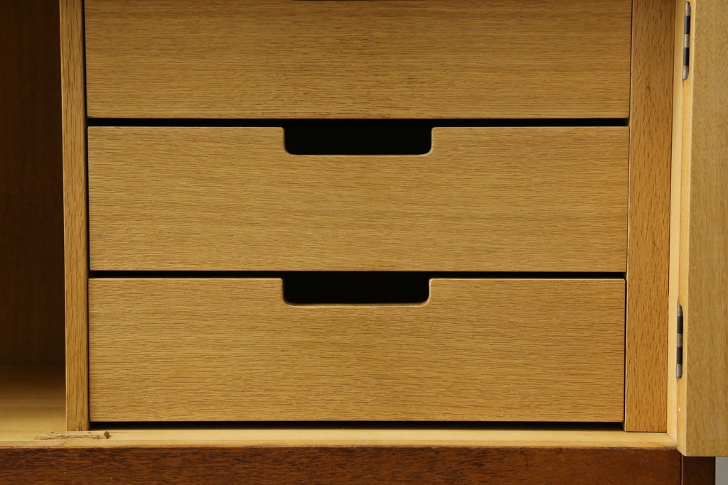 和製ヴィンテージ　オーク材　ミッドセンチュリー　木の温もりを感じられる北欧デザインの食器棚　(R-085483)