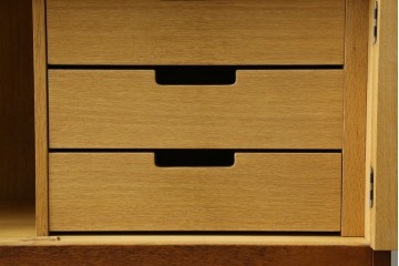 和製ヴィンテージ　オーク材　ミッドセンチュリー　木の温もりを感じられる北欧デザインの食器棚　(R-085483)