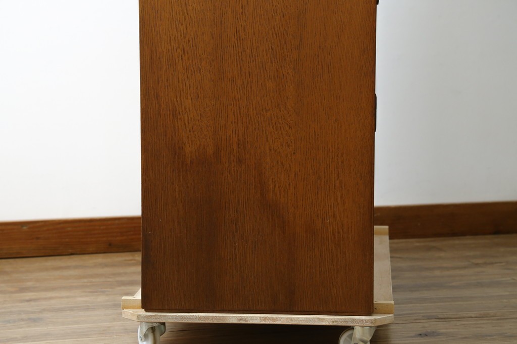 和製ヴィンテージ　オーク材　ミッドセンチュリー　木の温もりを感じられる北欧デザインの食器棚　(R-085483)