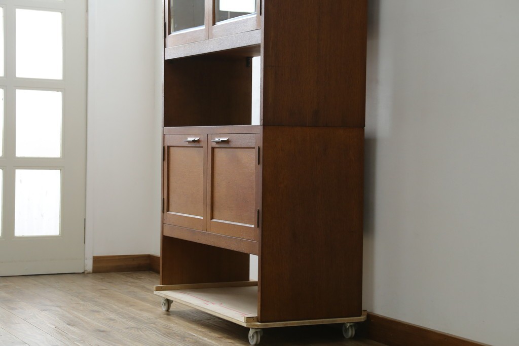 和製ヴィンテージ　オーク材　ミッドセンチュリー　木の温もりを感じられる北欧デザインの食器棚　(R-085483)