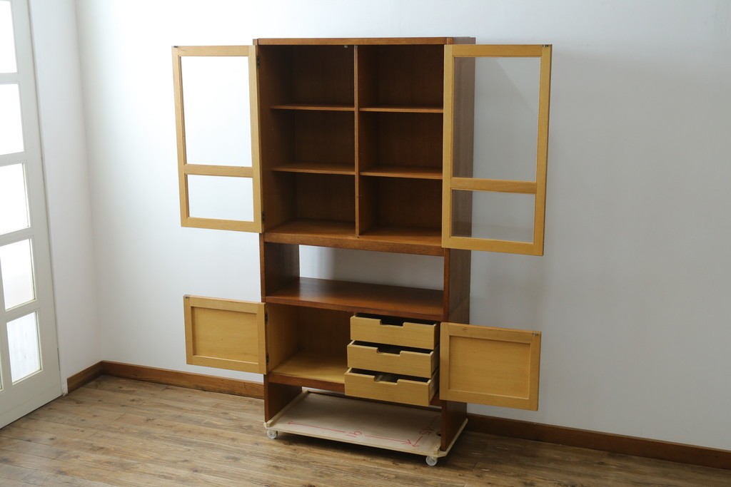 和製ヴィンテージ　オーク材　ミッドセンチュリー　木の温もりを感じられる北欧デザインの食器棚　(R-085483)