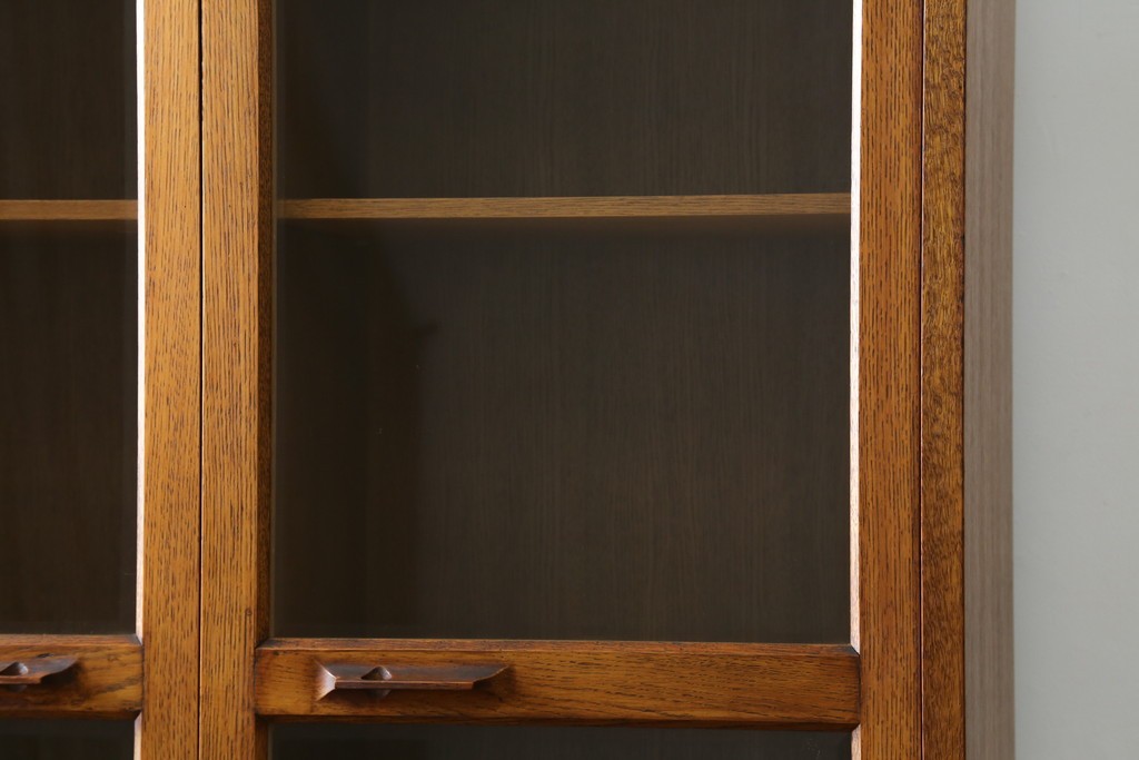 和製ヴィンテージ　オーク材　ミッドセンチュリー　木の温もりを感じられる北欧デザインの食器棚　(R-085483)