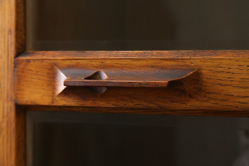 和製ヴィンテージ　オーク材　ミッドセンチュリー　木の温もりを感じられる北欧デザインの食器棚　(R-085483)