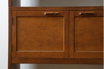 和製ヴィンテージ　オーク材　ミッドセンチュリー　木の温もりを感じられる北欧デザインの食器棚　(R-085483)