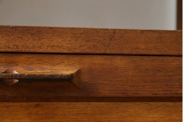 和製ヴィンテージ　オーク材　ミッドセンチュリー　木の温もりを感じられる北欧デザインの食器棚　(R-085483)