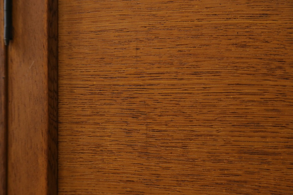 和製ヴィンテージ　オーク材　ミッドセンチュリー　木の温もりを感じられる北欧デザインの食器棚　(R-085483)