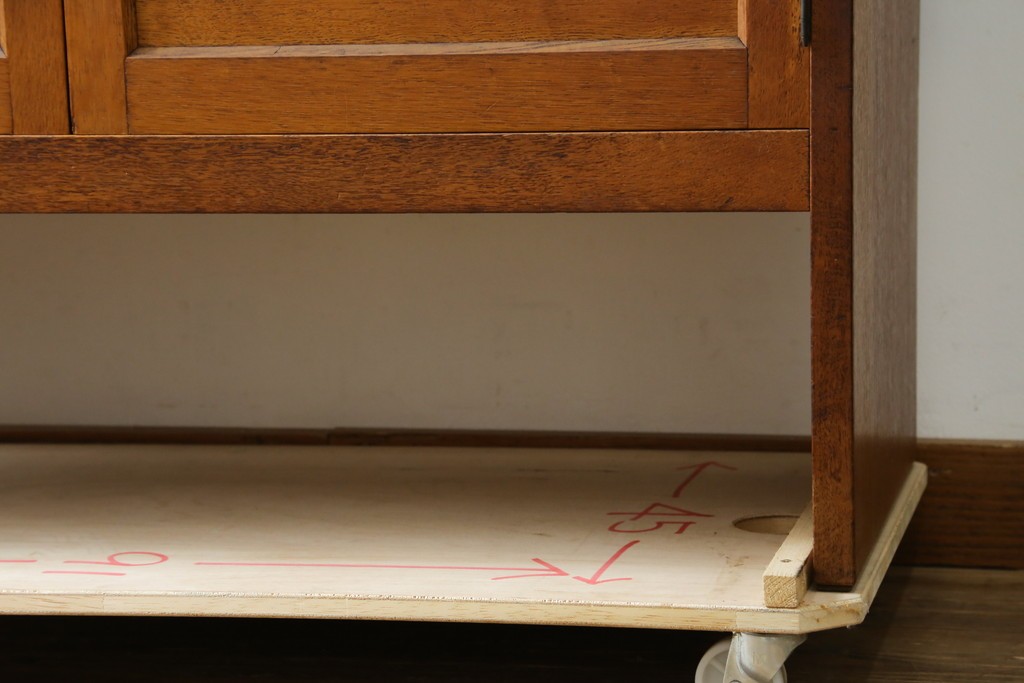 和製ヴィンテージ　オーク材　ミッドセンチュリー　木の温もりを感じられる北欧デザインの食器棚　(R-085483)