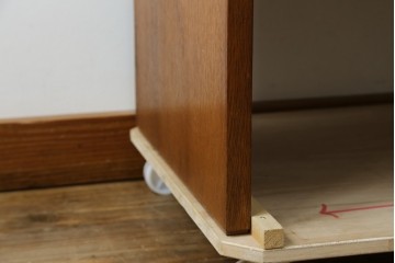 和製ヴィンテージ　オーク材　ミッドセンチュリー　木の温もりを感じられる北欧デザインの食器棚　(R-085483)