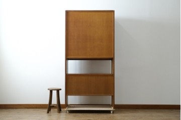 和製ヴィンテージ　オーク材　ミッドセンチュリー　木の温もりを感じられる北欧デザインの食器棚　(R-085483)