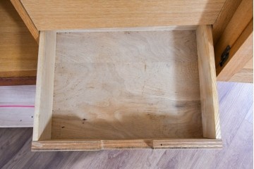 和製ヴィンテージ　オーク材　ミッドセンチュリー　木の温もりを感じられる北欧デザインのキャビネット　(R-085483)