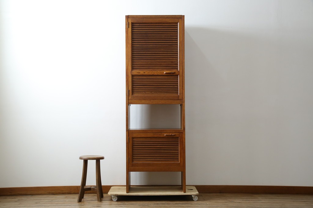 和製ヴィンテージ　オーク材　ルーバー扉がおしゃれな北欧デザインのキャビネット　(R-085484)