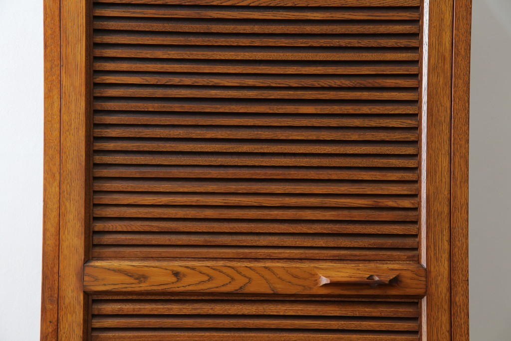 和製ヴィンテージ　オーク材　ルーバー扉がおしゃれな北欧デザインのキャビネット　(R-085484)