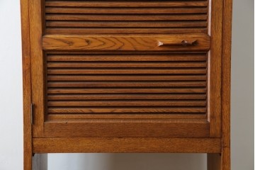 和製ヴィンテージ　オーク材　ルーバー扉がおしゃれな北欧デザインのキャビネット　(R-085484)