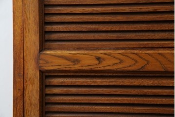 和製ヴィンテージ　オーク材　ルーバー扉がおしゃれな北欧デザインのキャビネット　(R-085484)