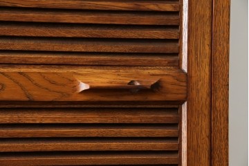 和製ヴィンテージ　オーク材　ルーバー扉がおしゃれな北欧デザインのキャビネット　(R-085484)