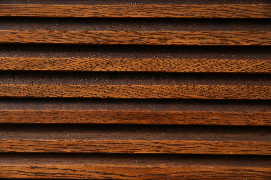 和製ヴィンテージ　オーク材　ルーバー扉がおしゃれな北欧デザインのキャビネット　(R-085484)