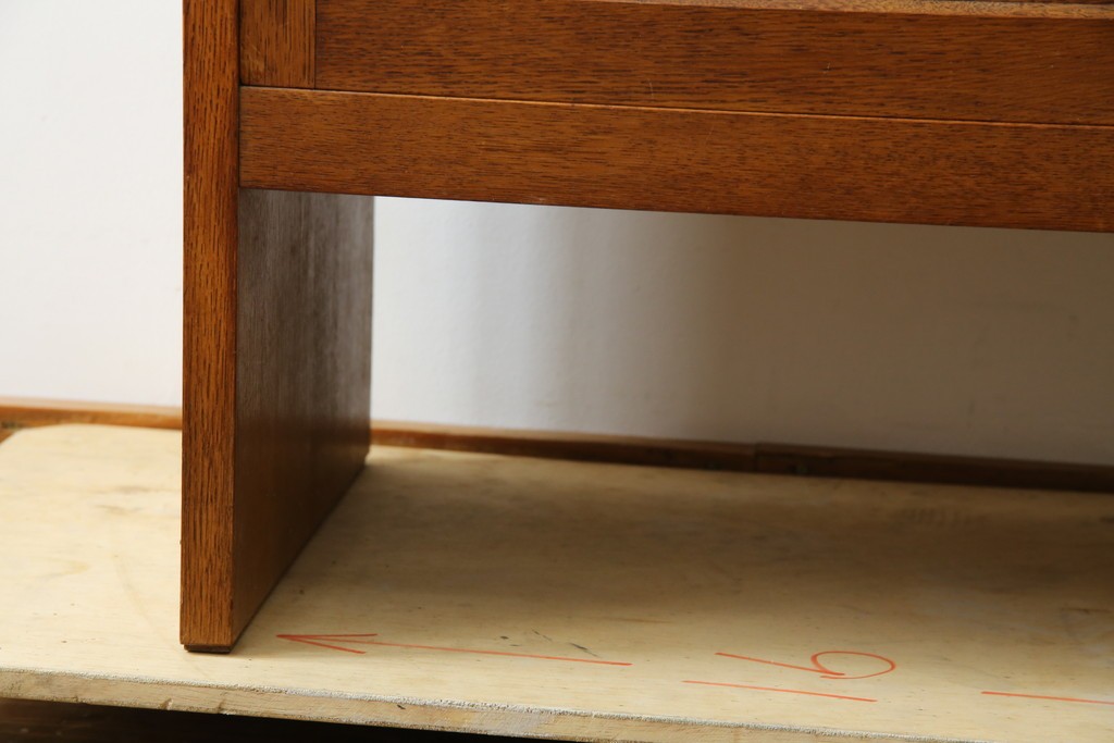 和製ヴィンテージ　オーク材　ルーバー扉がおしゃれな北欧デザインのキャビネット　(R-085484)