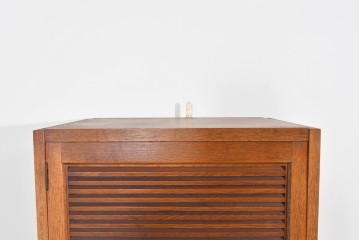 和製ヴィンテージ　オーク材　ルーバー扉がおしゃれな北欧デザインのキャビネット　(R-085484)