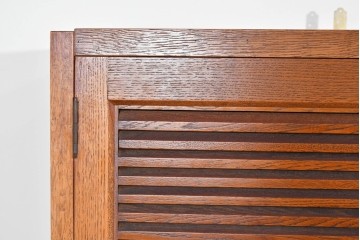 和製ヴィンテージ　オーク材　ルーバー扉がおしゃれな北欧デザインのキャビネット　(R-085484)