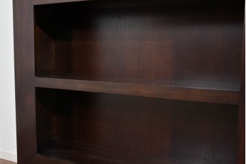 中古　美品　高級輸入家具　マホガニー材　厚みのあるフレームが印象的なモダンデザインのシェルフ　(R-085485)