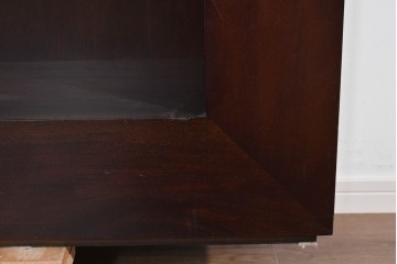 中古　美品　高級輸入家具　マホガニー材　厚みのあるフレームが印象的なモダンデザインのシェルフ　(R-085485)