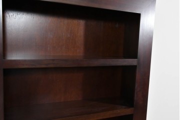 中古　美品　高級輸入家具　マホガニー材　厚みのあるフレームが印象的なモダンデザインのシェルフ　(R-085485)