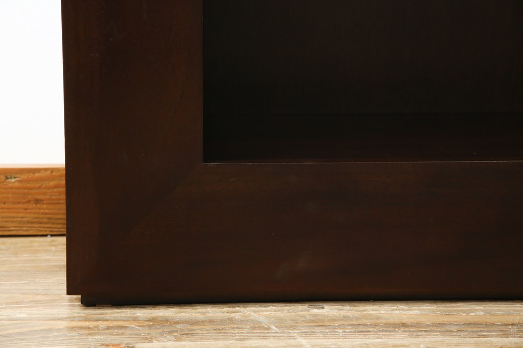 中古　美品　高級輸入家具　マホガニー材　厚みのあるフレームが印象的なモダンデザインのシェルフ　(R-085485)