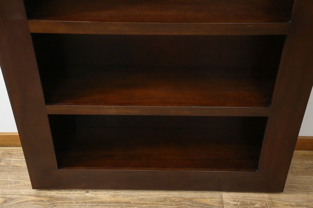 中古　美品　高級輸入家具　マホガニー材　厚みのあるフレームが印象的なモダンデザインのシェルフ　(R-085485)