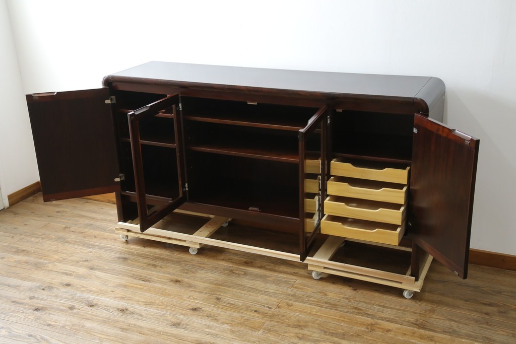 和製ヴィンテージ　オールドカリモク　角の取れたミッドセンチュリーデザインが目を引くモダンサイドボード　(R-085487)