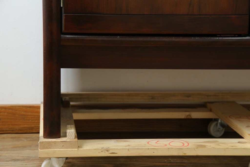 和製ヴィンテージ　オールドカリモク　角の取れたミッドセンチュリーデザインが目を引くモダンサイドボード　(R-085487)