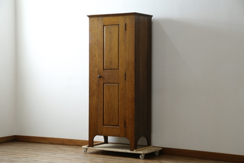 イギリスヴィンテージ　ソリッドオーク材　シンプルで使いやすい上質な作りの縦型キャビネット　(R-085488)