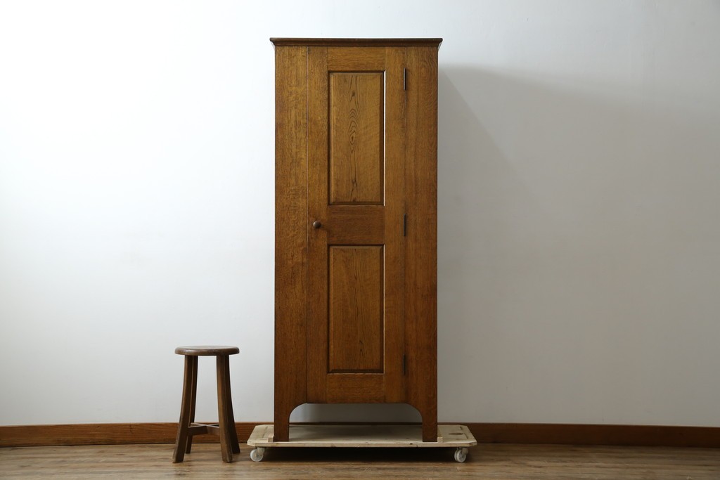 イギリスヴィンテージ　ソリッドオーク材　シンプルで使いやすい上質な作りの縦型キャビネット　(R-085488)