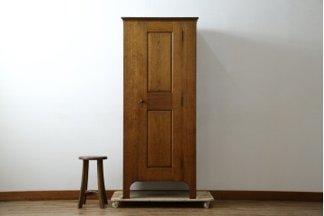 イギリスヴィンテージ　ソリッドオーク材　シンプルで使いやすい上質な作りの縦型キャビネット　(R-085488)