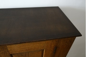 イギリスヴィンテージ　ソリッドオーク材　シンプルで使いやすい上質な作りの縦型キャビネット　(R-085488)