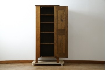 イギリスヴィンテージ　ソリッドオーク材　シンプルで使いやすい上質な作りの縦型キャビネット　(R-085488)