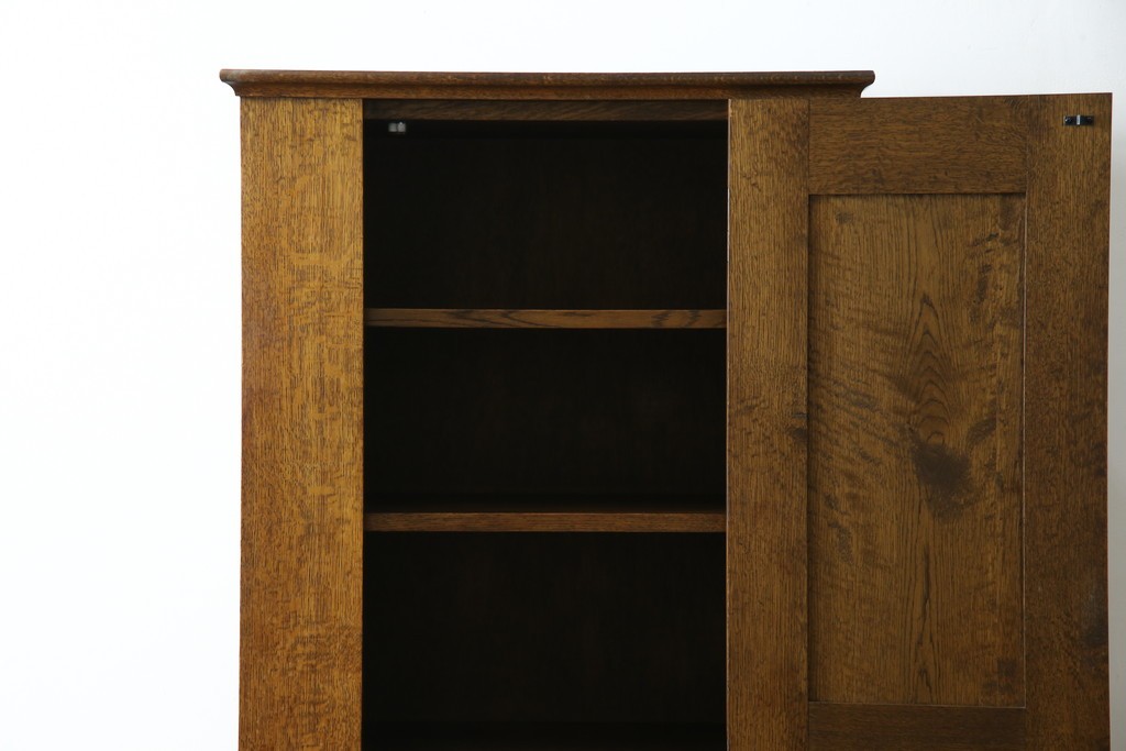 イギリスヴィンテージ　ソリッドオーク材　シンプルで使いやすい上質な作りの縦型キャビネット　(R-085488)