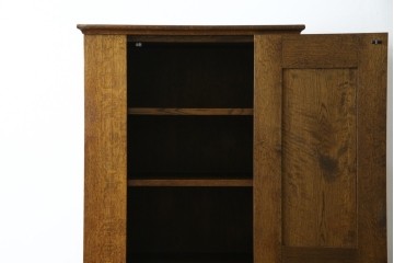 イギリスヴィンテージ　ソリッドオーク材　シンプルで使いやすい上質な作りの縦型キャビネット　(R-085488)