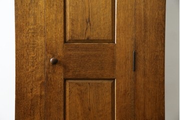 イギリスヴィンテージ　ソリッドオーク材　シンプルで使いやすい上質な作りの縦型キャビネット　(R-085488)