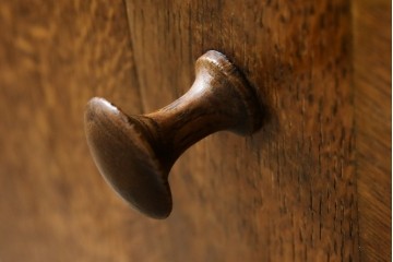 イギリスヴィンテージ　ソリッドオーク材　シンプルで使いやすい上質な作りの縦型キャビネット　(R-085488)